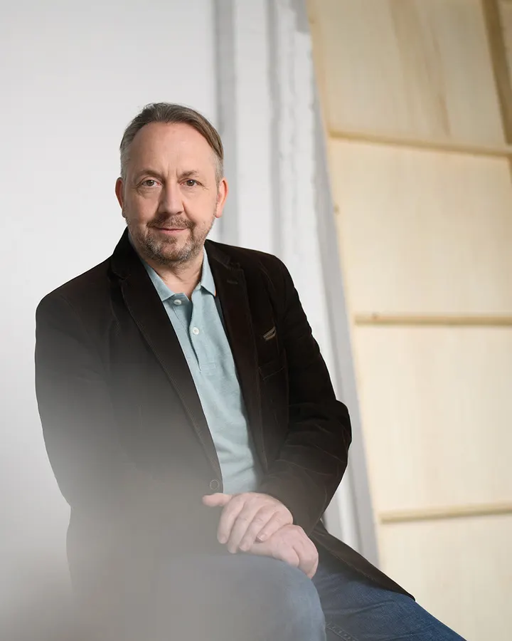 Dirk Fuhrmann, Gründer von Wachstumsfundament, sitzend im hellen Studio