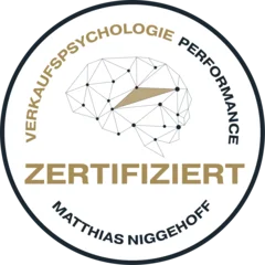 Rundes Logo mit Gehirn-Symbol, umrandet von „Verkaufspsychologie Performance“, darunter „Zertifiziert Matthias Niggehoff“.